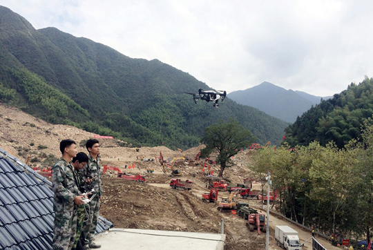 黨員骨干在蘇村應急救災現(xiàn)場利用無人機提供保障 黨員骨干在蘇村應急救災現(xiàn)場利用無人機提供保障