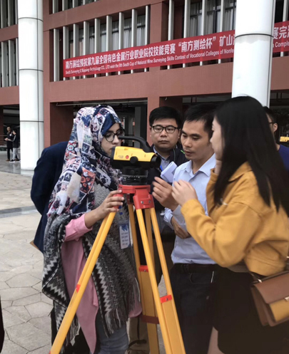 南方測(cè)繪公司技術(shù)人員正在為參賽選手做賽前培訓(xùn) 南方測(cè)繪公司技術(shù)人員正在為參賽選手做賽前培訓(xùn)